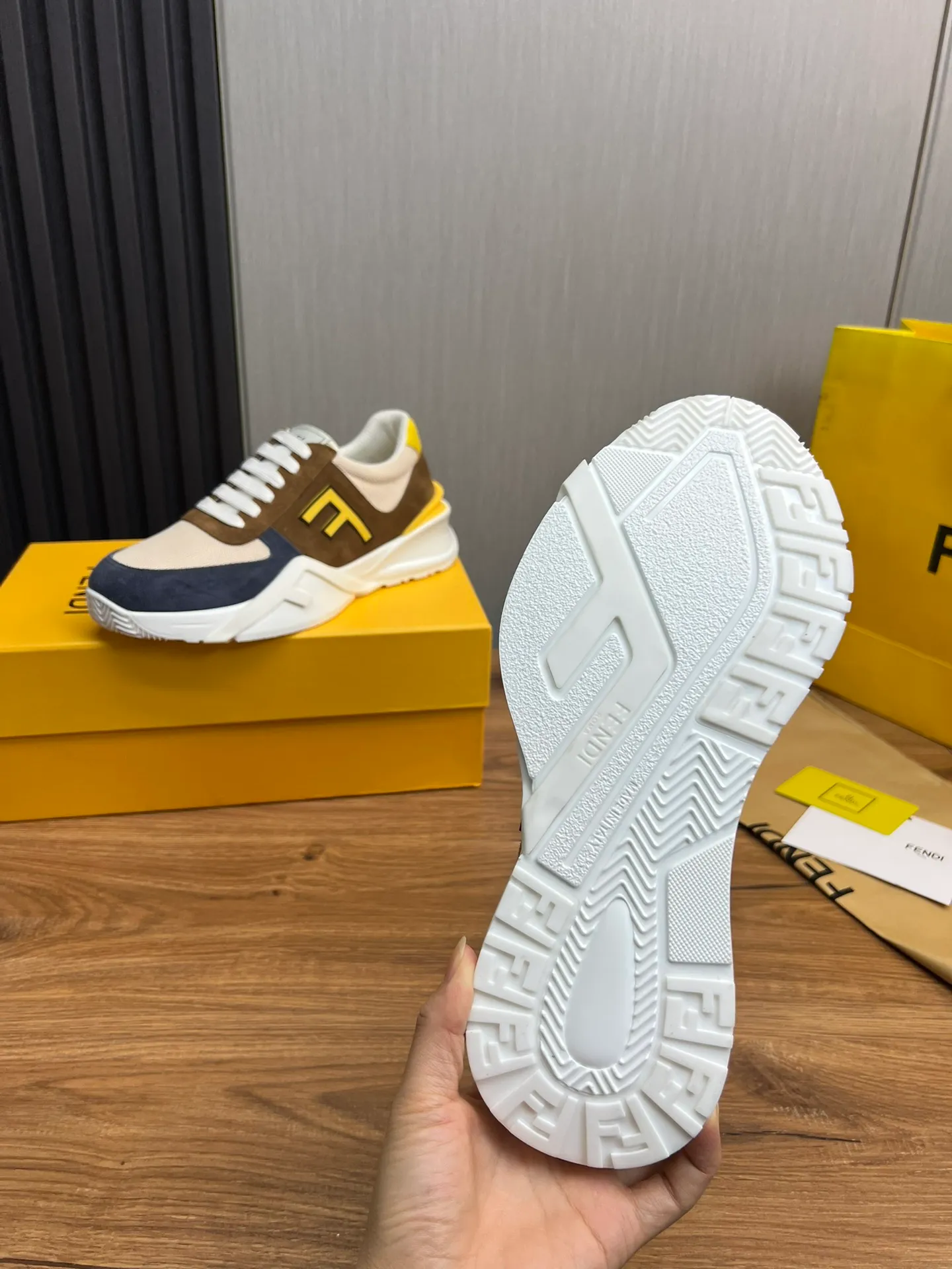 Men's shoes 💰520💰 Fendi [Fendi] hot style is on the market 🔥Fashionable casual men's shoes 🔱 Made of original cowhide + breathable mesh lining + sheepskin feet, perfect shape, top quality, you deserve it 🔜Original outsole, ultra-light, non-slip and wear-resistant 👣 Standard size 38-44 (customized in 45)